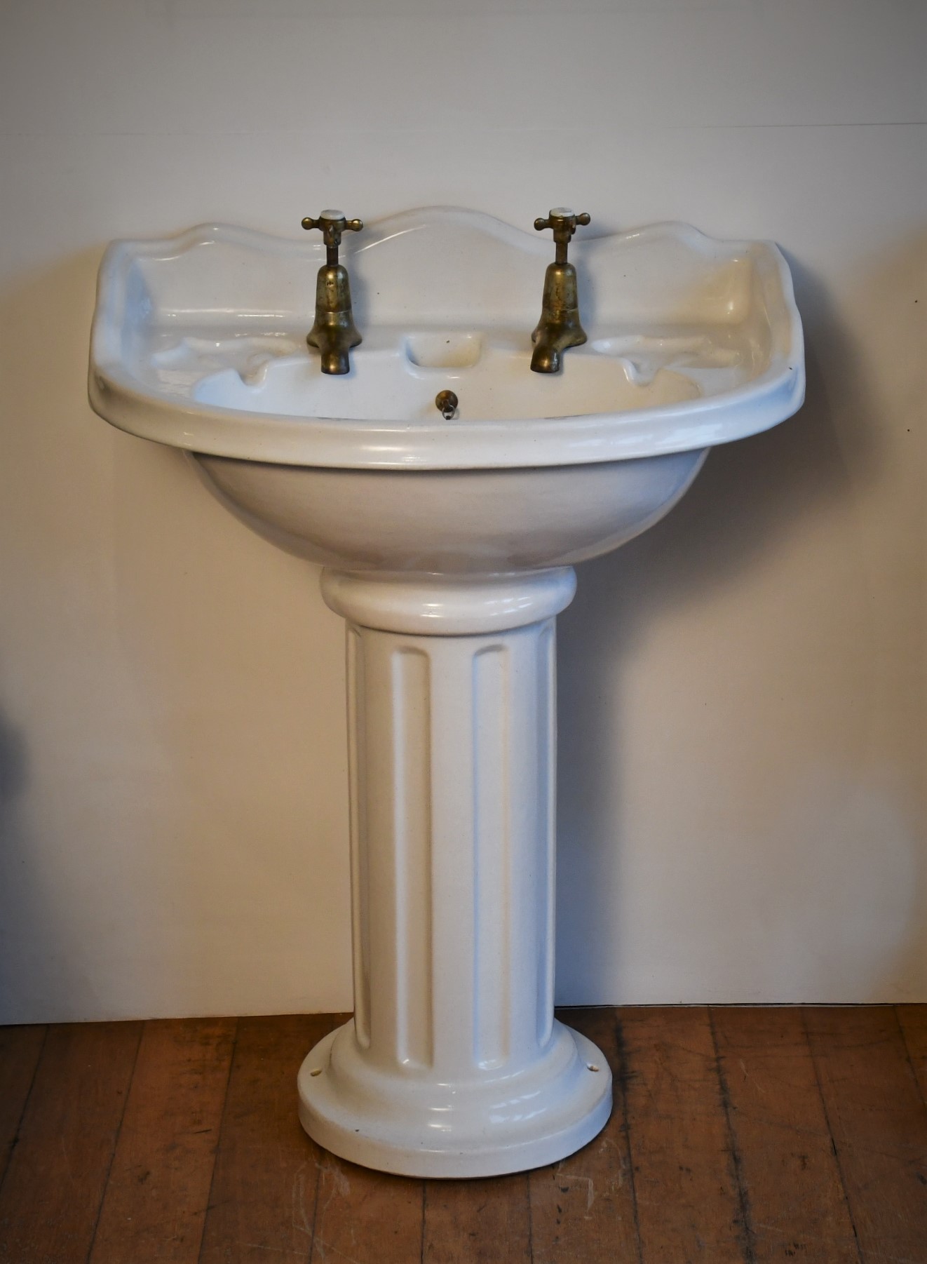 Victorian Basin on Pedestal Mongers