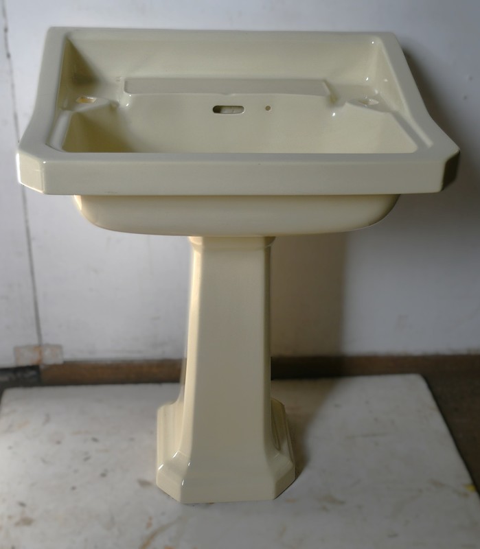 Primrose Basin on Pedestal