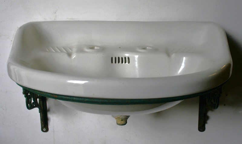 Half Round Basin on Cast Bracket