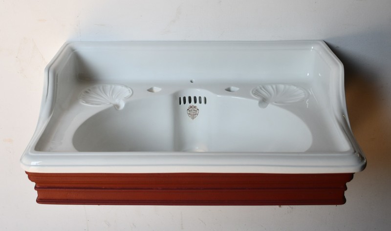 Bolding Roll Edge Basin on Cast Bracket