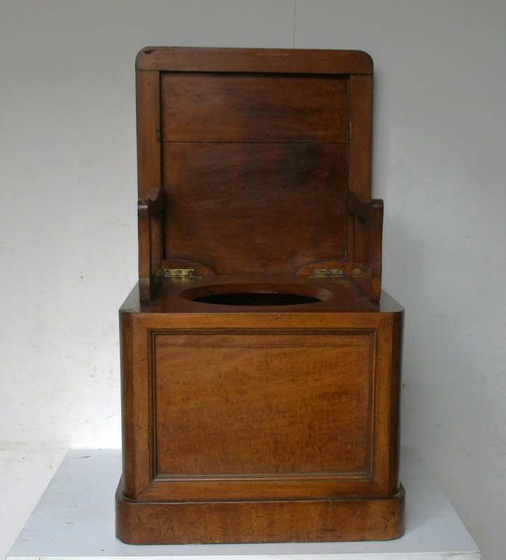 Mahogany Thunderbox WC.